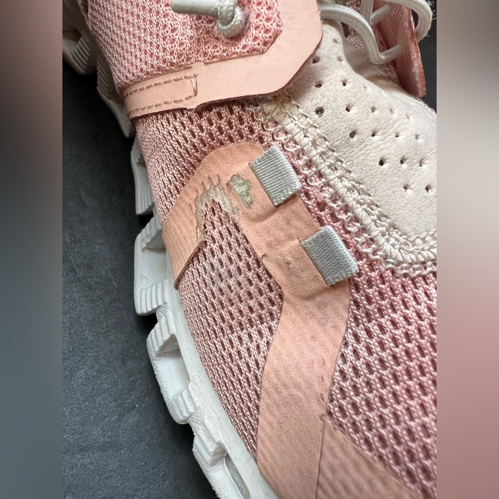 On Running Coral and Cream Athletic Shoes women’s size 7.5 - Picture 4 of 11